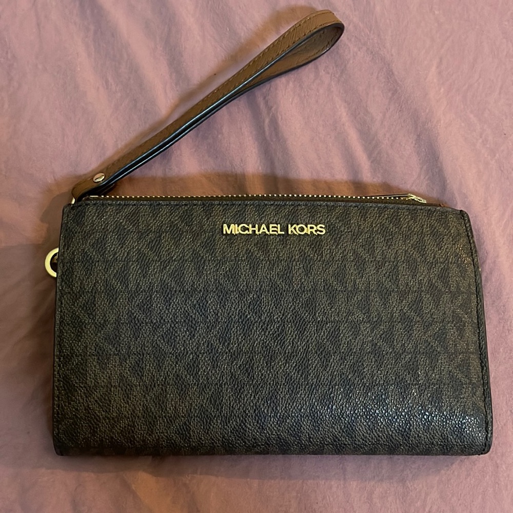Micheal Kors Wristlet - Picture 1 of 3